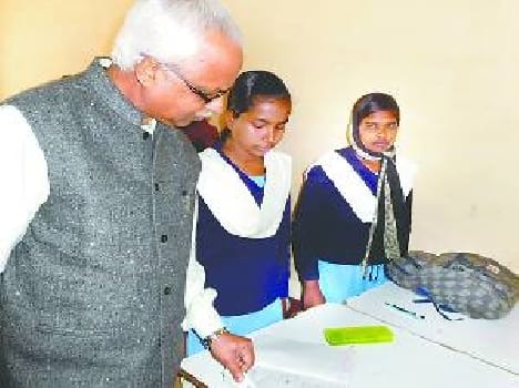 chief secretary visited aashram padhyati vidyalay